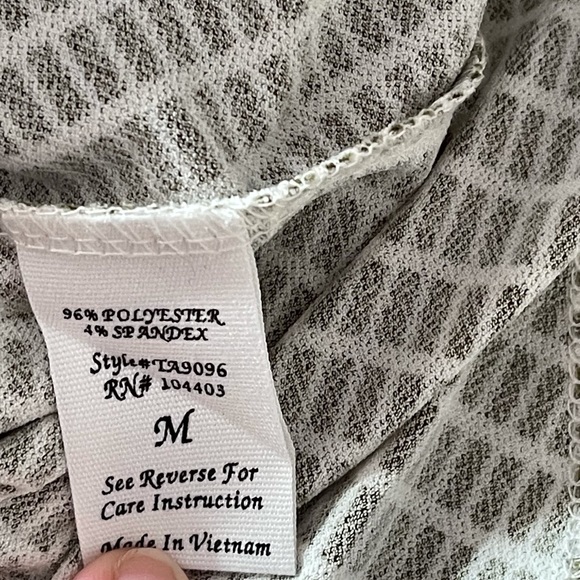 Mine geometrical design blouse size medium - Picture 9 of 10